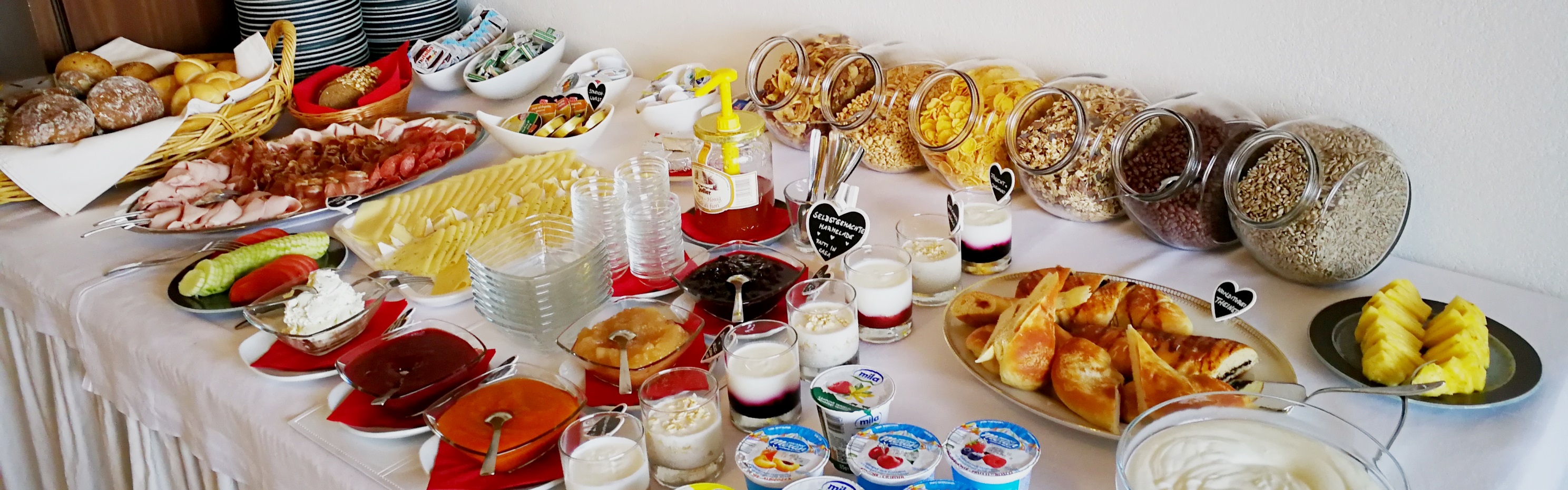 Unser Garni Frühstücksbuffet, Terrasse & Garten Garni Eden